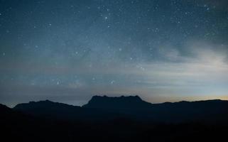 uitzicht op de berg doi luang chiang dao in de provincie chiang mai in thailand 's nachts. doi luang chiang dao berg is de 3e hoogste bergen van thailand. foto