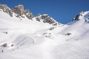 uitzicht op skipistes op besneeuwde bergketen foto