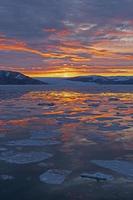 kleurrijke reflecties in een kalme arctische oceaan foto
