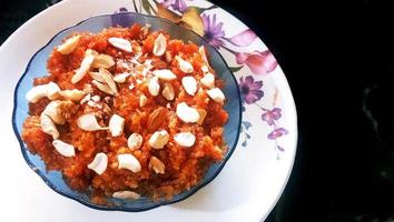 gajar ka halwa- een populair Indiaas dessert gemaakt van wortelen foto