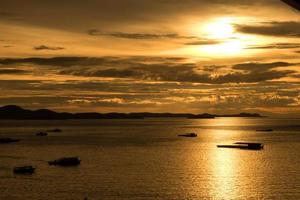 uitzicht op zee van pattaya thailand in de zonsondergang foto