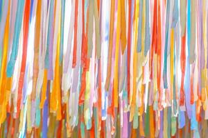 de stoffen die in stroken van verschillende kleuren zijn gesneden, worden prachtig opgehangen. foto