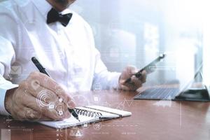 rechtvaardigheid en recht context.male advocaat hand werken met slimme telefoon, digitale tablet computer docking toetsenbord met hamer en document op houten tafel, virtuele interface grafische pictogrammen diagram foto