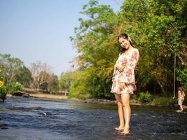 vrouw en rivier foto