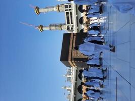 makkah, saoedi-arabië, 2021 - bezoekers van over de hele wereld voeren tawaf uit in de masjid al-haram in mekka. foto