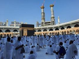 makkah, saoedi-arabië, 2021 - bezoekers van over de hele wereld voeren tawaf uit in de masjid al-haram in mekka. foto