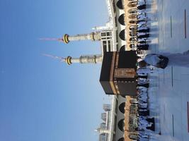 makkah, saoedi-arabië, 2021 - bezoekers van over de hele wereld voeren tawaf uit in de masjid al-haram in mekka. foto