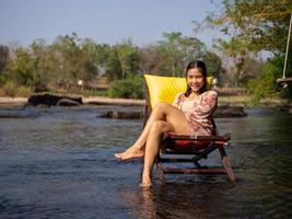 vrouw en rivier foto