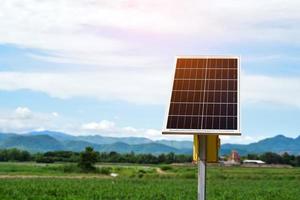 fotovoltaïsch paneel, nieuwe technologie voor het opslaan en gebruiken van de kracht van de natuur met menselijk leven, duurzame energie en milieuvriendelijk concept. foto