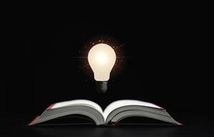 gloeiende lamp zweeft boven een open boek op een donkere achtergrond, wat een symbool is van studie, een kennis zal helpen bij het oplossen van probleem- en oplossingsconcept. foto