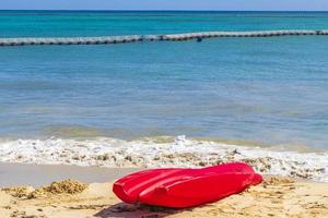 rode kano's bij tropisch strandpanorama playa del carmen mexico. foto