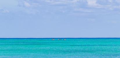 rode kano's op de zee panorama playa del carmen mexico. foto