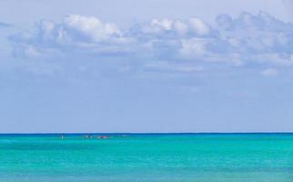 rode kano's op de zee panorama playa del carmen mexico. foto