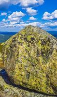 enorme rots grote rots gesneeuwd in bergen panorama noorwegen hemsedal. foto