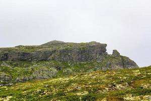 mist, wolken, rotsen, kliffen op de top van veslehodn veslehorn. foto