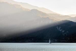 zeilen op het comomeer bij lecco foto