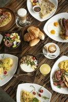 westerse grote gastronomische ontbijtselectie gemengde gerechten op restauranttafel foto
