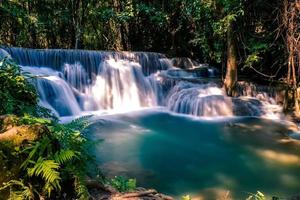 lange blootstelling exotische mooie tropische diepe regenwoud waterval verse turquoise watervallen in diepe bossen van huay mae khamin waterval in het nationaal park prachtige landschap watervallen. foto