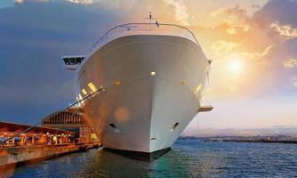 cruiseschip op weg naar vakantie foto