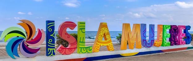 kleurrijke letters en schilderachtige stranden van het eiland isla mujeres gelegen aan de overkant van de golf van mexico, een korte rit met de veerboot vanuit cancun foto