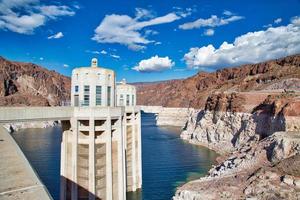 hoover dam krachttorens en reservoir foto