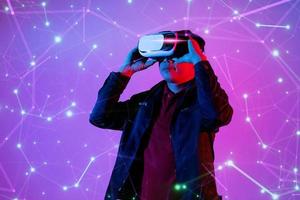 metaverse digitale cyberwereldtechnologie, man met virtual reality vr-bril die augmented reality-game en entertainment speelt foto