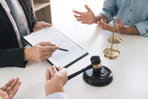 koppels ruziën in een aangrijpende bui tijdens het echtscheidingsproces terwijl de advocaat op kantoor de wet uitlegt. foto
