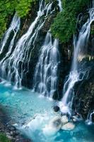 shirahige waterval biei rivier in de zomer. beroemde bestemming in hokkaido, japan. foto