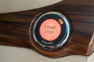 motor start stop knop van een modern auto-interieur foto