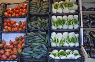 groenten in krat op een marktplank foto