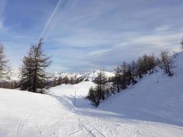 winters bergtafereel in sauze d'oulx foto