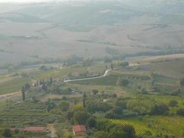 heuvels panorama, montepulciano in toscane, italië foto