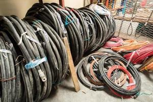 groep van een elektrische kabel in winkelhuis. foto