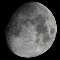 close-up van wassende maan gezien met telescoop foto