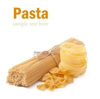 pasta spaghetti, groenten, kruiden op wit wordt geïsoleerd foto