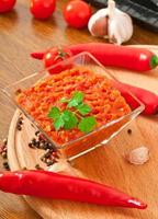 red hot chili peper en ingrediënten voor saus en saus foto