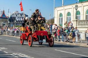 Brighton, East Sussex, Verenigd Koninkrijk, 2015. auto nadert de finish van Londen naar Brighton Veteran Car Run foto