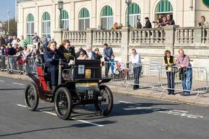 Brighton, East Sussex, Verenigd Koninkrijk, 2015. auto nadert de finish van Londen naar Brighton Veteran Car Run foto