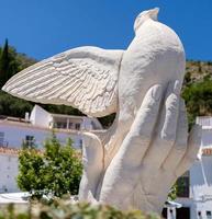 mijas, andalusië, spanje, 2017. standbeeld van een duif in de hand foto