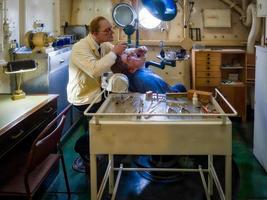 london, uk, 2016. gesimuleerde tandheelkundige ingreep op hms belfast foto