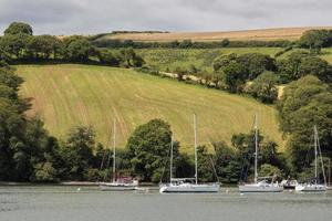 dartmouth, devon, uk, 2012. boten afgemeerd aan de rivier de dart foto