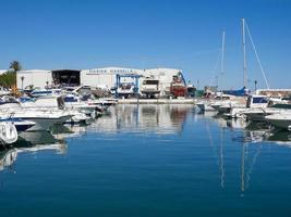 marbella, andalusië, spanje, 2014. boten in de jachthaven foto