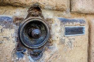 pienza, toscane, italië, 2013. oude deurbel pull foto