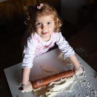 foto van bakker schattig, mooi klein kaukasisch meisje in chef-kok.