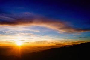 blauwe kleur van bergen tijdens zonsondergang foto