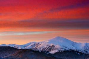 kleurrijke zonsondergang over de bergheuvels foto
