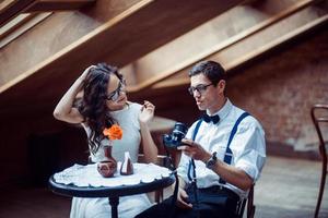 romantisch koppel verliefd in café foto
