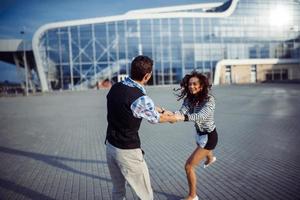 man en vrouw goede tijd op de luchthaven foto