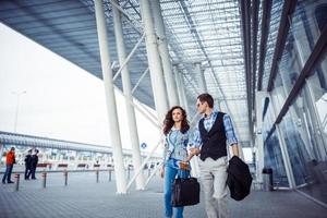 twee gelukkige mensen op de luchthaven foto