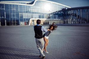 man en vrouw goede tijd op de luchthaven foto